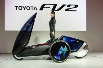 Toyota представил FV2 - гибрид автомобиля и велосипеда.