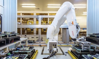 Сборщик iPhone заменил 60 000 рабочих роботами
